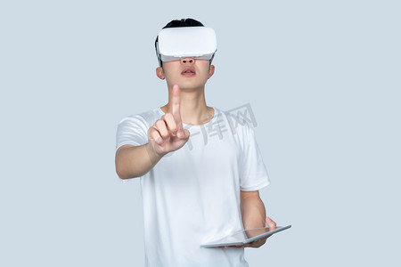 点击中式按钮摄影照片_年轻男性VR眼镜手拿平板点击
