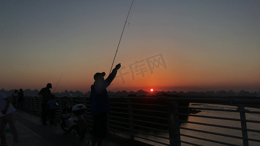 唯美场景摄影照片_夕阳下唯美的垂钓场景钓鱼的老人