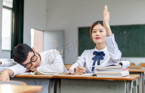 在校园课室里积极上课的青春大学生