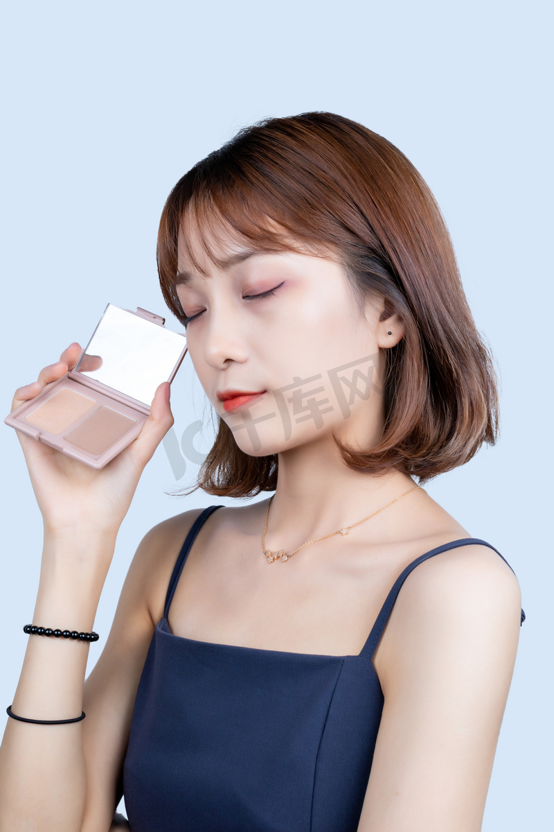 甜美年轻女性美肤妆容化妆拿粉底展示高清摄影大图 千库网