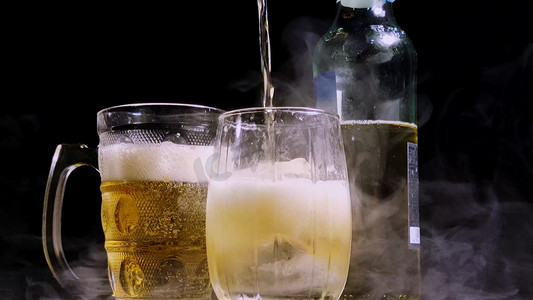 摆拍啤酒倒啤酒冰冻啤酒夏天夏季夏日饮料