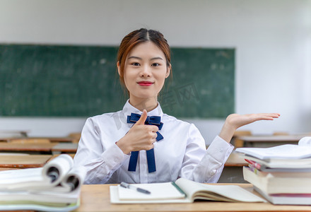 学生点赞摄影照片_在教室里点赞动作的女同学