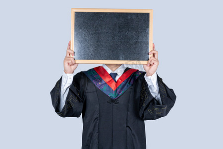 样机摄影照片_大学生毕业穿学士服黑板样机