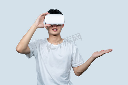 年轻男性VR眼镜科技展示手势