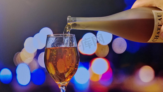 倒香槟香槟高脚杯倒酒摄影图