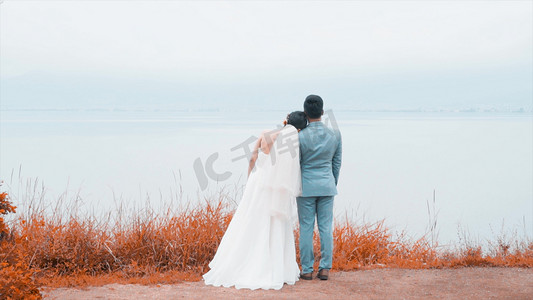 新娘摄影照片_实拍新婚夫妻新娘新郎甜蜜浪漫拍摄外景背影照