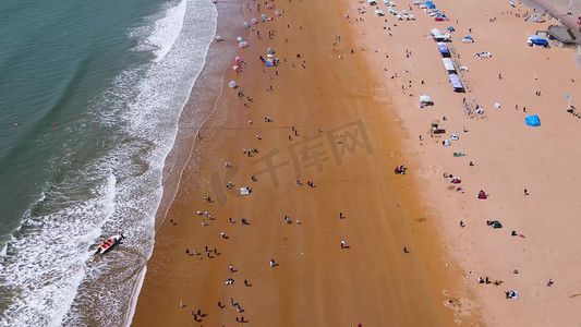 夏天海边沙滩游玩的人群