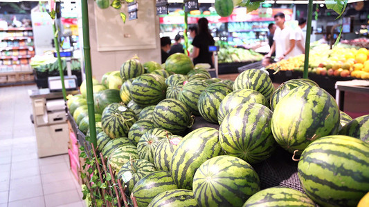 夏天超市西瓜摊位摇镜头