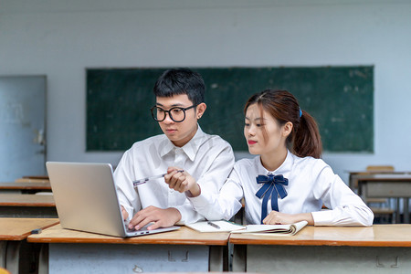 在课室里用电脑学习的青春大学生