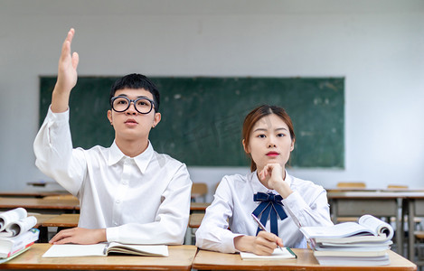 赞同举手摄影照片_在校园课室里积极上课举手的青春男女大学生