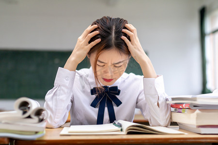 在教室里自习头痛的女同学