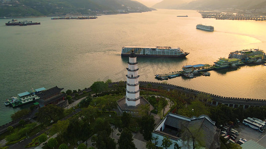 轮船动态摄影照片_黄昏夕阳下轮船驶过奉节长江港口摄影图