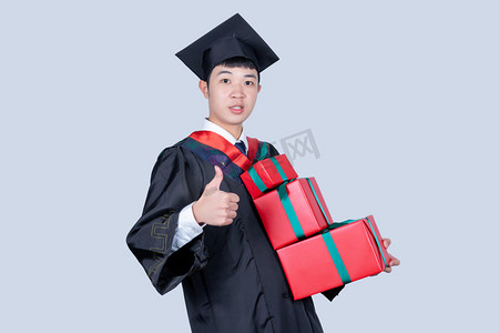 大学生毕业穿学士服手拿礼物盒