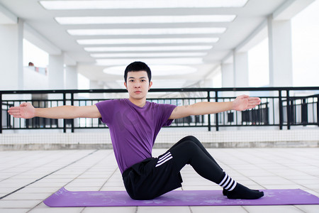 年轻男性瘦身运动瑜伽动作展示