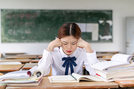 在教室里想题的女同学