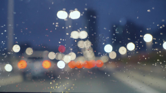 车内视角玻璃上的雨滴水珠