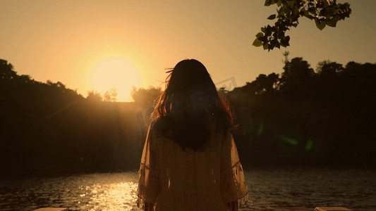 夕阳下女生背影剪影唯美