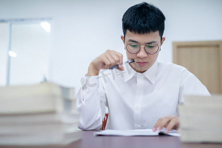 看书阅读摄影照片_图书馆看书的大学生学习阅读思考