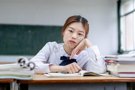 在教室里自习烦恼的女同学