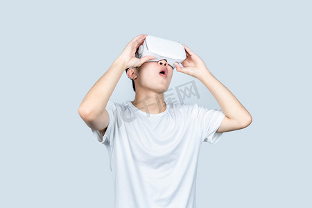 年轻男性VR眼镜科技惊讶表情