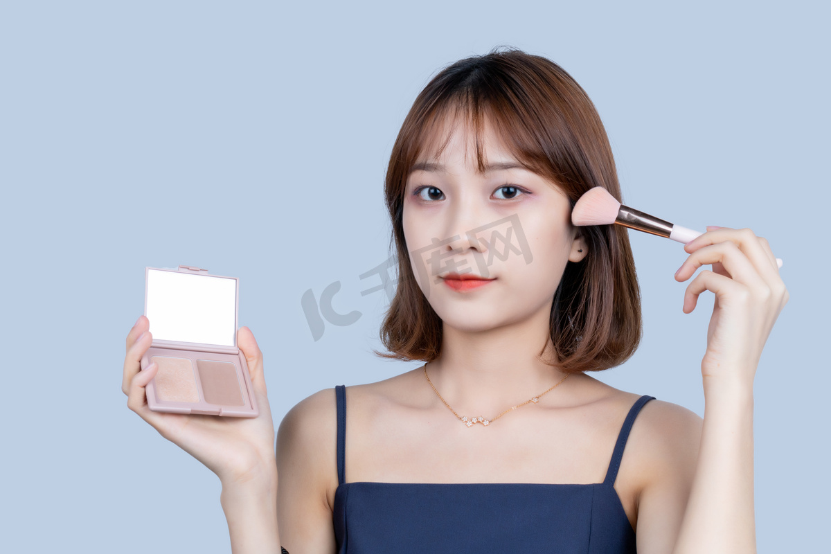 甜美年轻女性美肤妆容化妆刷粉底高清摄影大图 千库网
