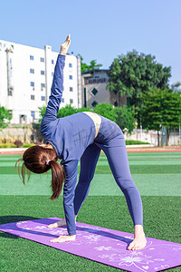 在瑜伽垫上运动健身练习的女性