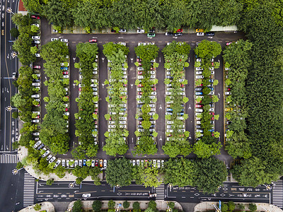 树林俯拍摄影照片_城市中午停车场航拍风光停车场无人机摄影图配图