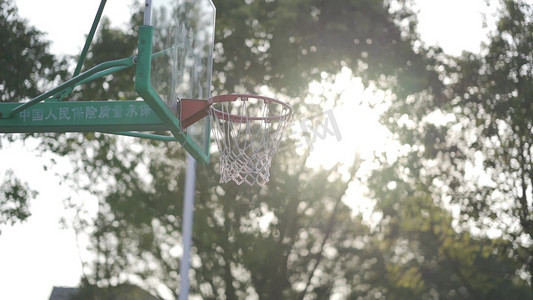 篮球框摄影照片_阳光下投篮进篮篮球框