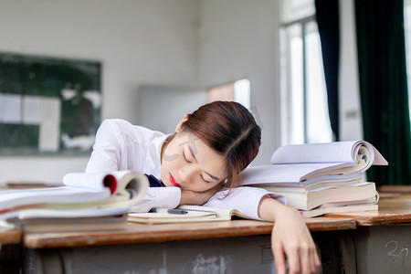 在教室里睡觉的女同学
