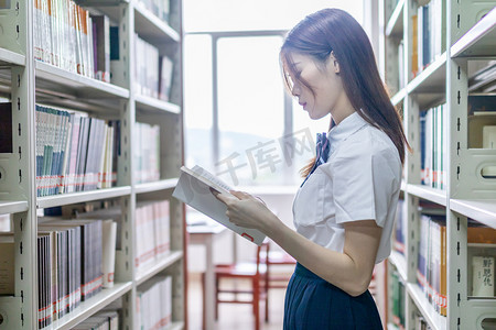 图书馆的女大学生看书侧面