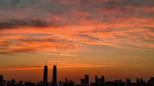 彩云摄影照片_唯美夏季夏天夏日移动城市晚霞夜景彩云城市天际线