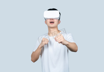 年轻白t男性戴VR眼镜体验虚拟现实游戏搏击场景