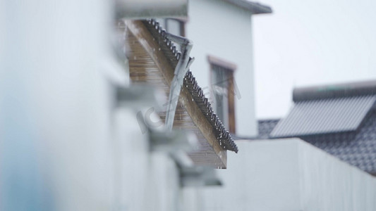 雨滴在从屋檐下流淌