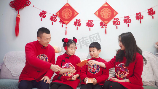 春节发红包摄影照片_实拍父母过节给孩子发红包