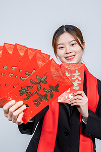 红包拍摄影照片_新年商务女性手拿红包拜年