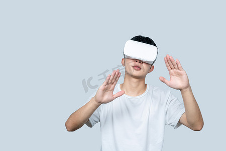 年轻男性VR眼镜科技玩游戏防御手势
