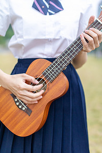 拿尤克里里的女大学生