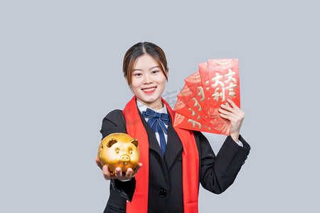 红包和摄影照片_新年商务女性手拿红包和金猪