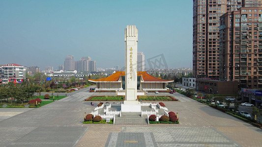 抗日战争胜利摄影照片_航拍清明节扫墓抗战英雄烈士纪念碑