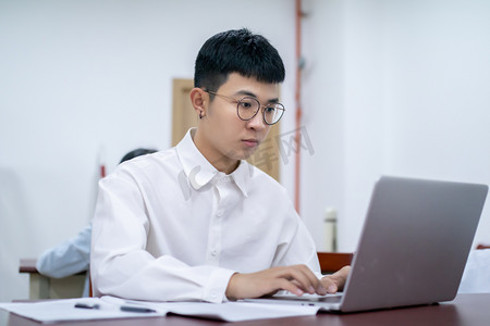 图书馆看书的大学生用电脑查资料