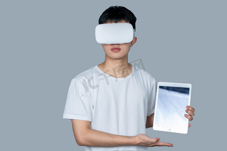 年轻男性VR眼镜科技手拿平板展示