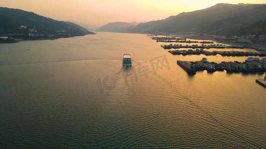 作者李白李白的诗摄影照片_航拍黄昏夕阳下轮船驶过奉节长江码头