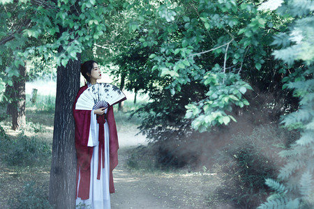 中国传统古风摄影照片_古风白天古装人像树下摆拍摄影图配图