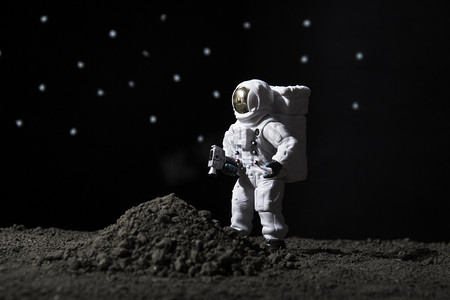 太空探测夜晚宇航员月球探测土壤摄影图配图