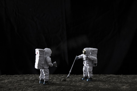 太空登月摄影照片_科技夜晚宇航员模拟月球创意微距摄影图配图
