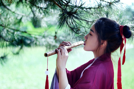 古风白天古装室外人物吹箫动作摄影图配图
