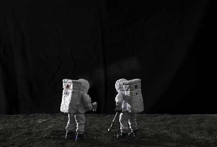 航天科技夜晚两个宇航员月球勘探地质摄影图配图
