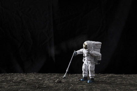 太空登月摄影照片_太空夜晚宇航员模拟月球创意微距摄影图配图