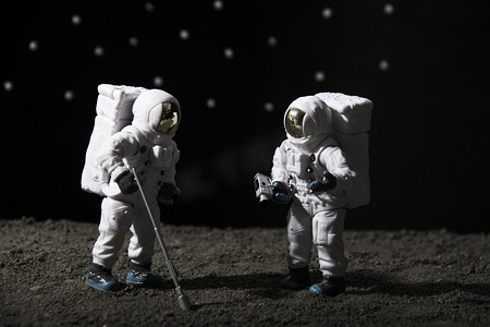 太空探索夜晚两个宇航员月球探索摄影图配图