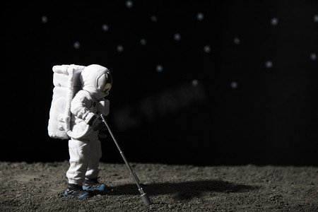 月球元素摄影照片_航空技术夜晚宇航员模拟月球创意微距摄影图配图